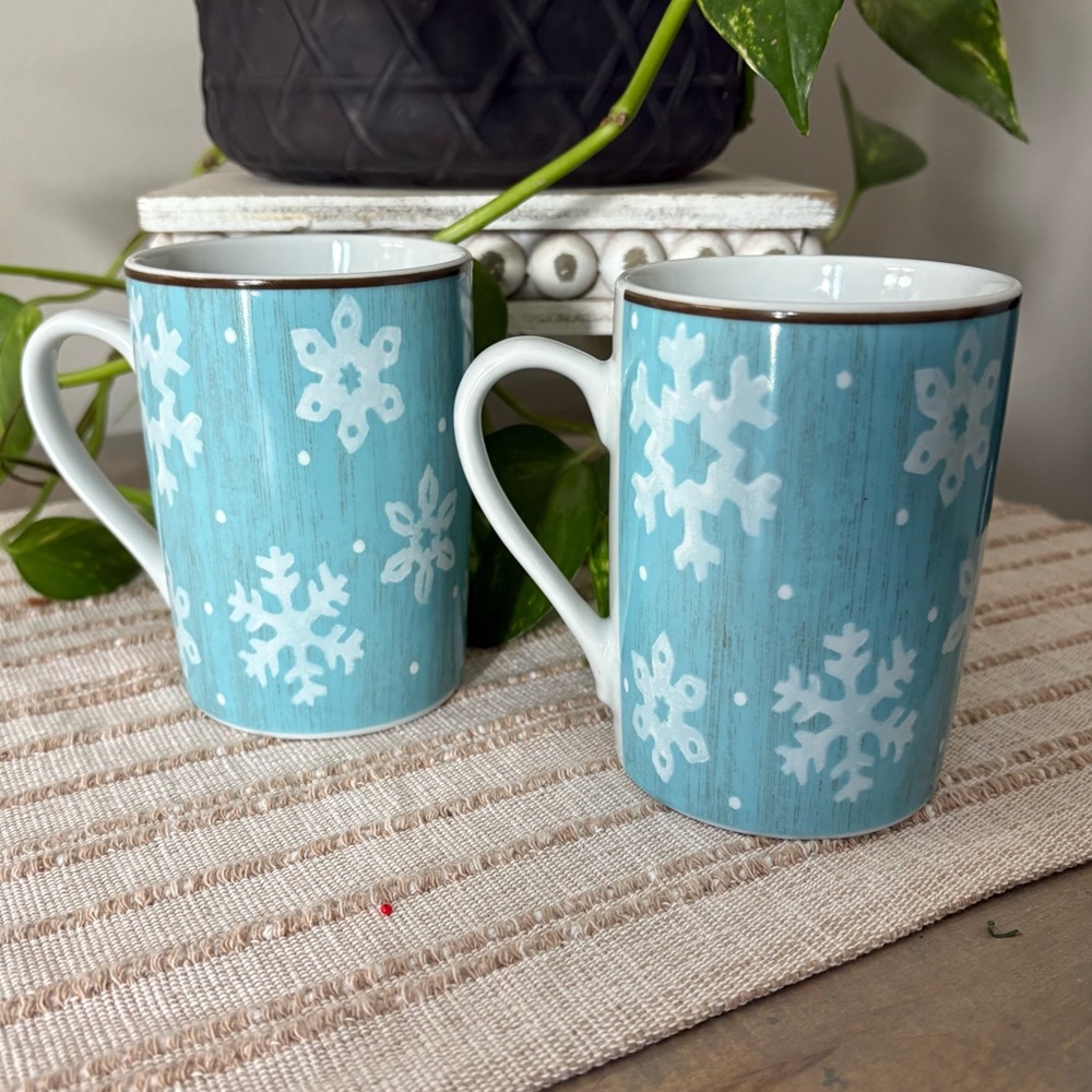 Pfaltzgraff Evergreen Ernie Mug Blue White Snowflakes 4.25" Set of 2 like new